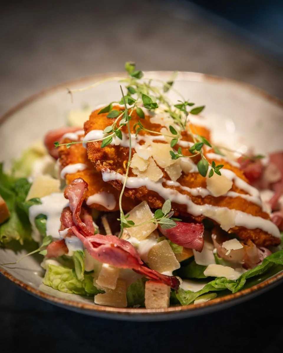 Sallad med krispig topping, bacon och riven ost