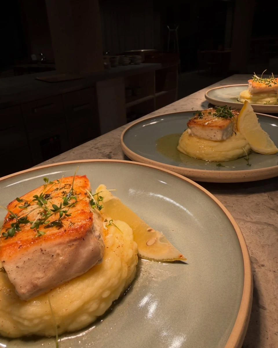 Fiskfilé på potatismos, uppdukad på disken