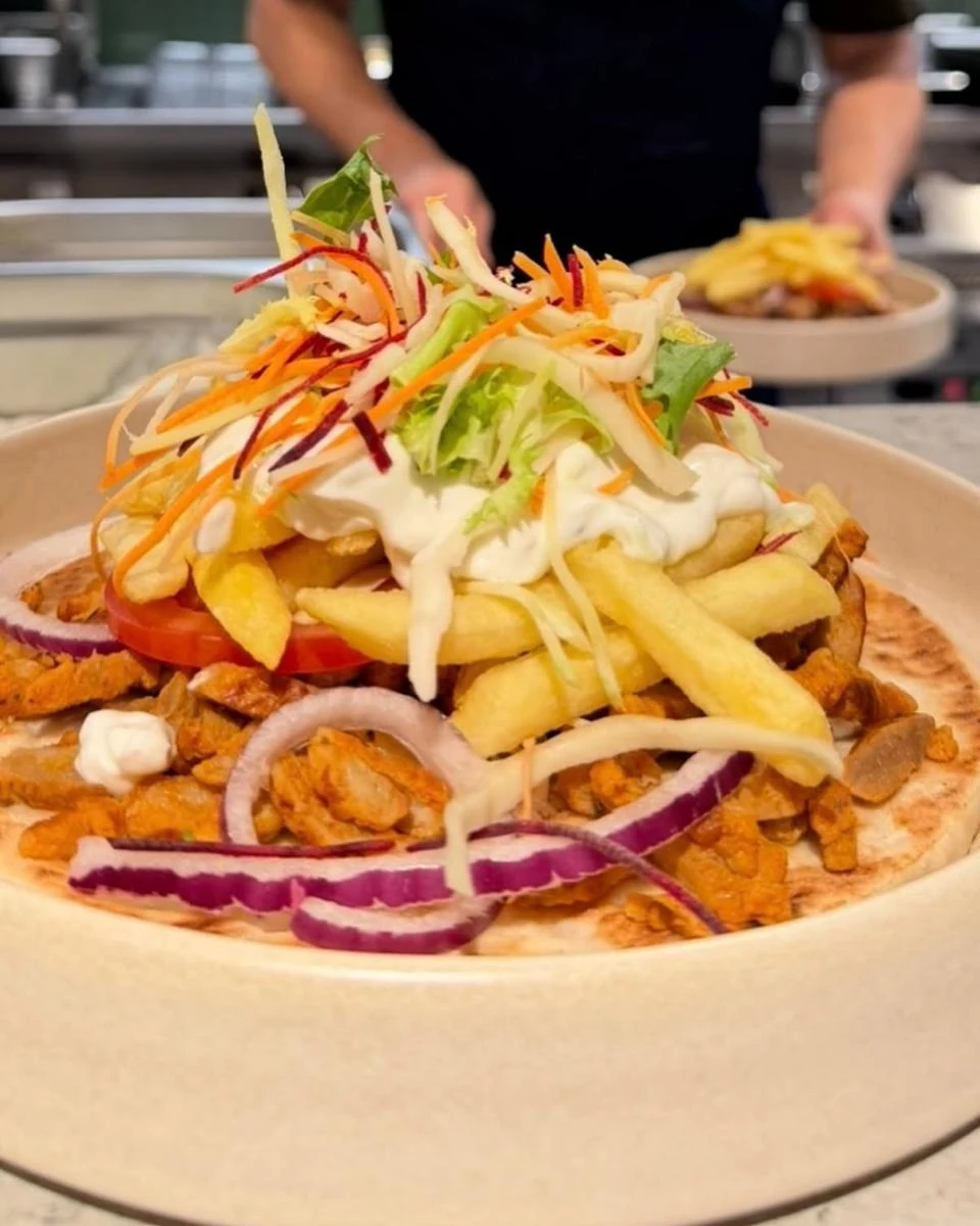 Skål med kött, pommes frites och grönsaker