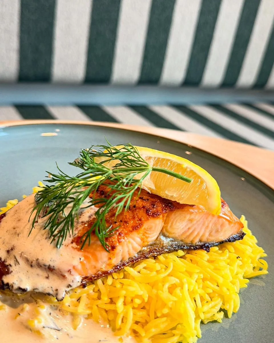 Stekt laxfilé med citron, dill och gult ris