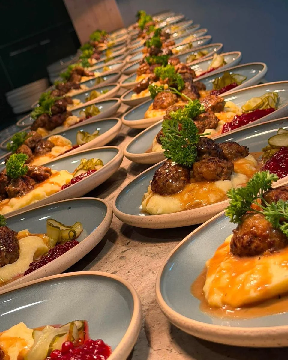 Rad med uppdukade tallrikar redo att serveras