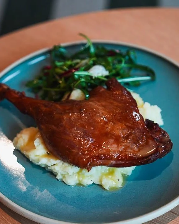 Huvudrätt med potatismos och grönsallad på blå tallrik